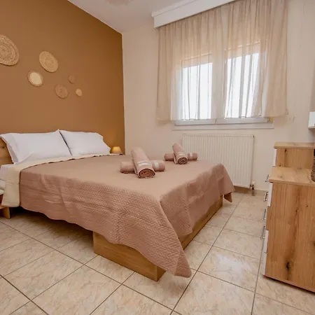 Apartament Theros 5 *